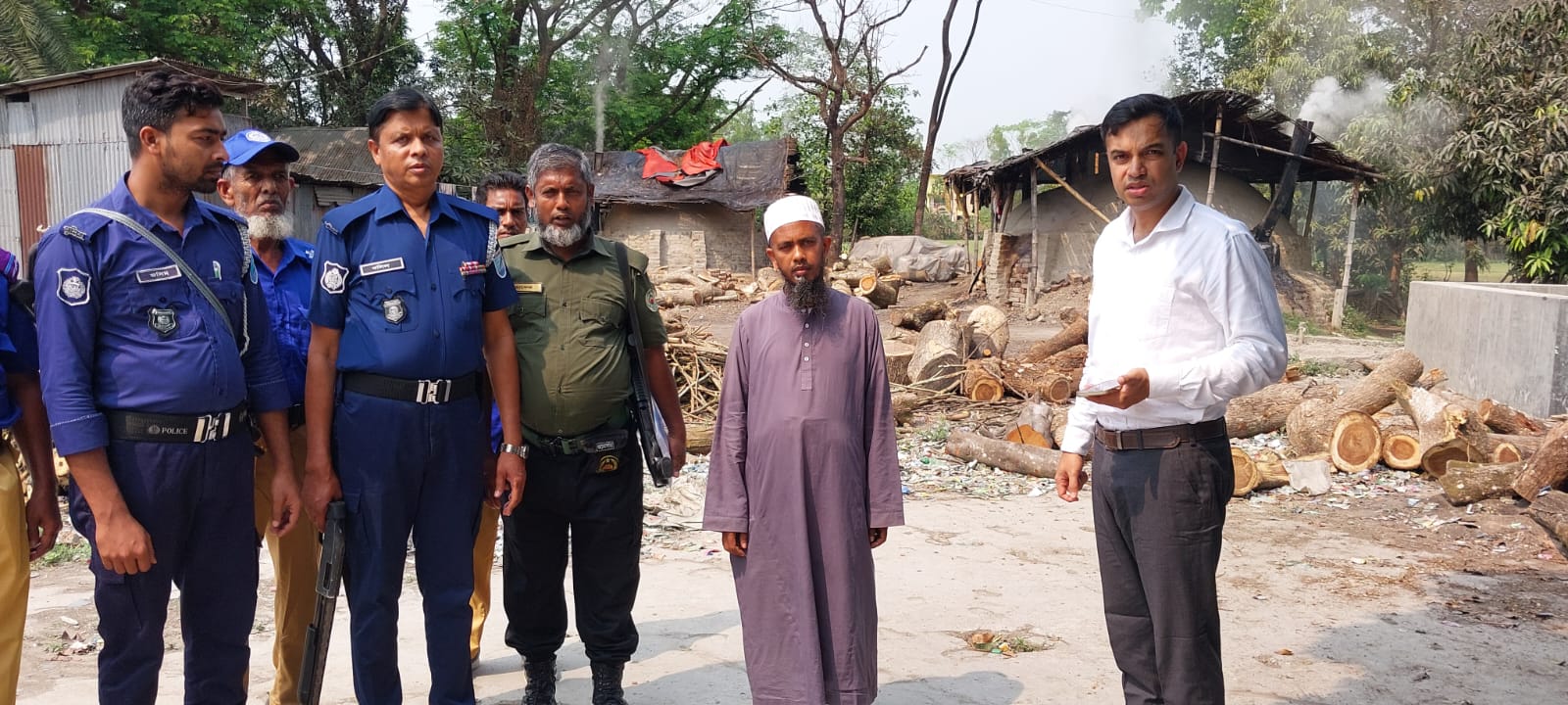 কাঠ পুড়িয়ে কয়লা তৈরির অবৈধ কারখানা মালিককে জরিমানা